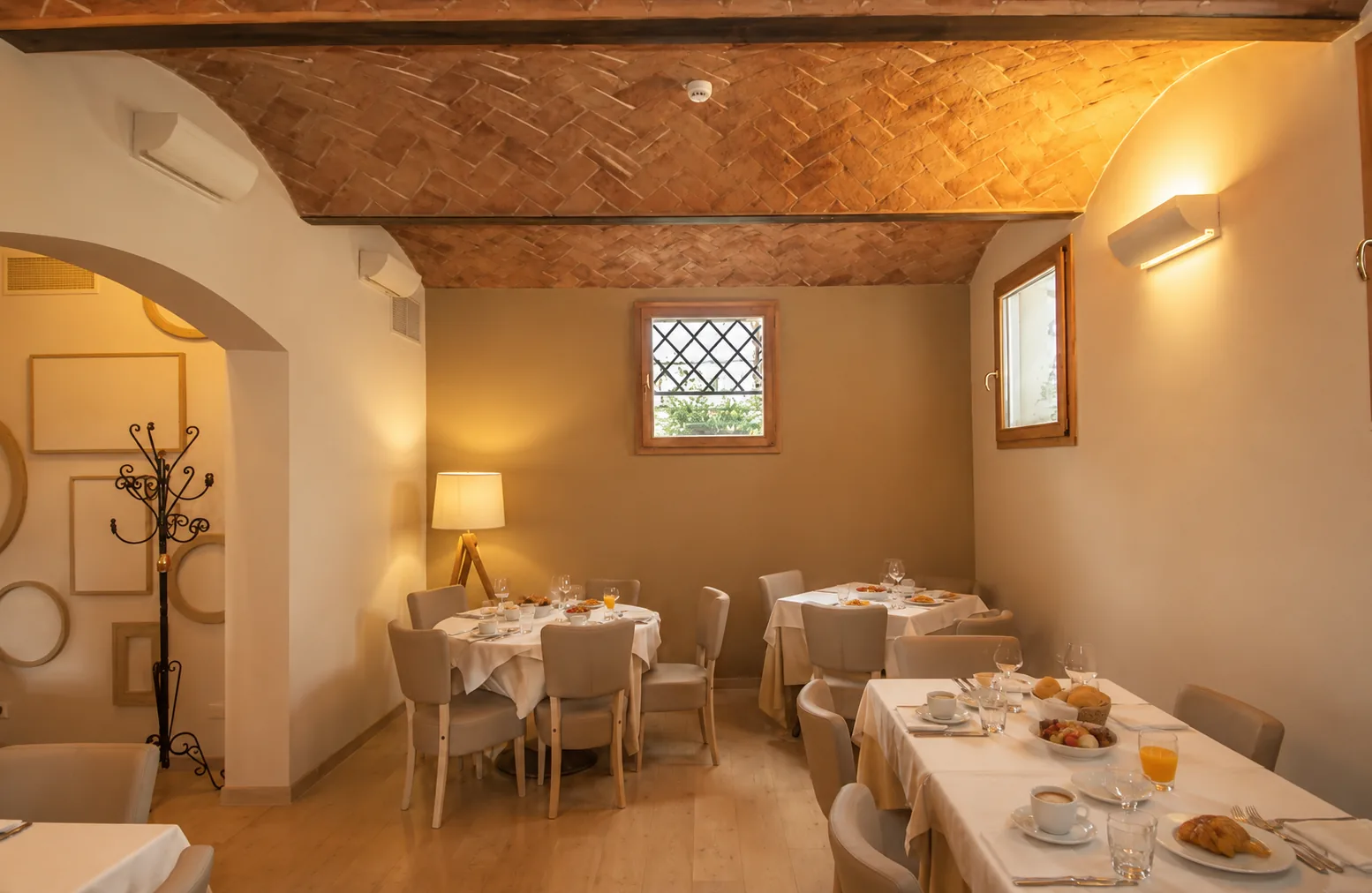 Colazione continentale servita al tavolo a Hotel Villa Maranello