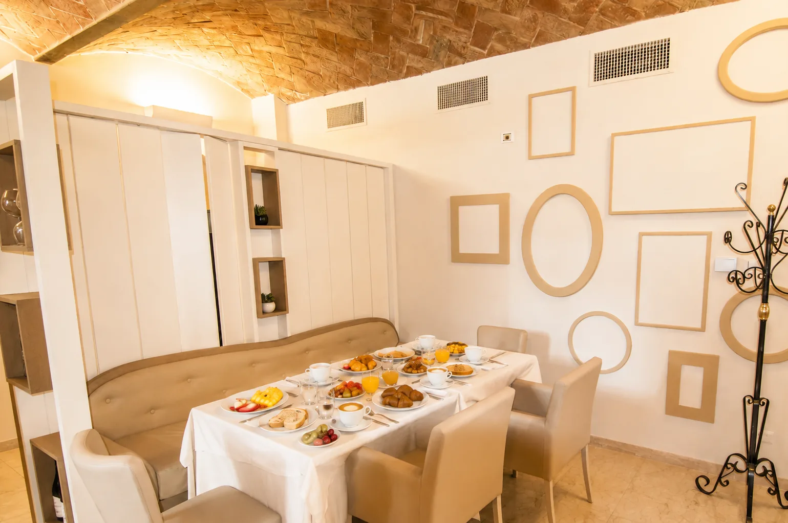 Tavolo apparecchiato nella sala colazioni