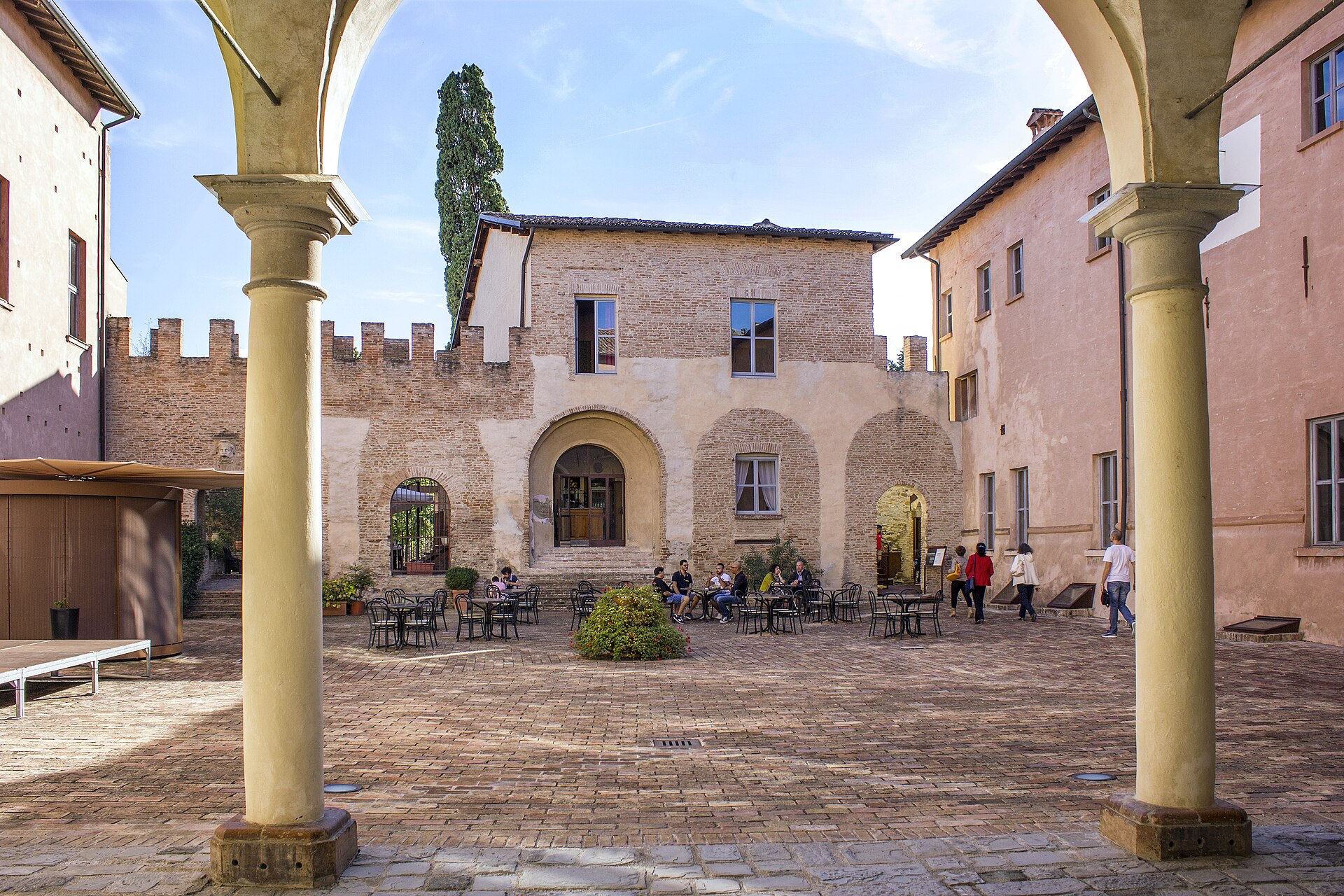 Corte porticata del Castello di Spezzano