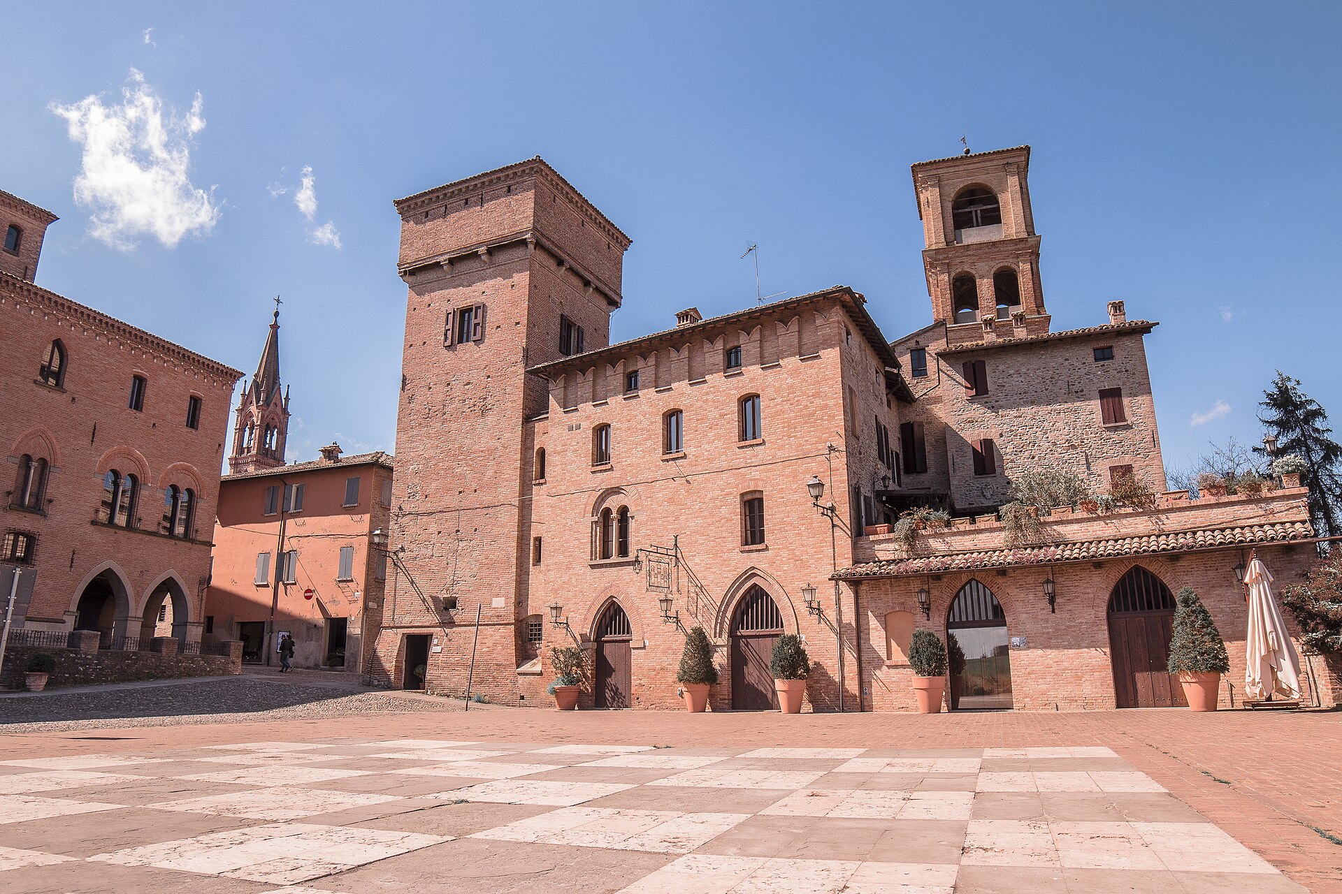 Piazza della Dama nel borgo storico di Castelvetro di Modena