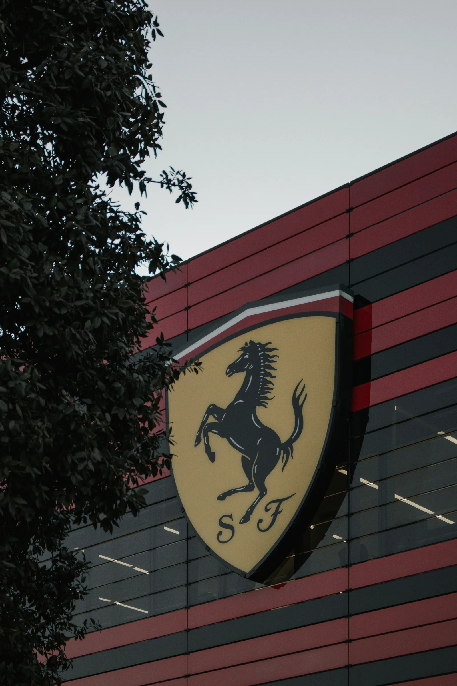 Logo Ferrari nella Motor Valley