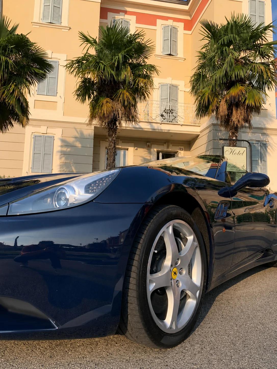 Dettaglio Ferrari blu davanti alla villa
