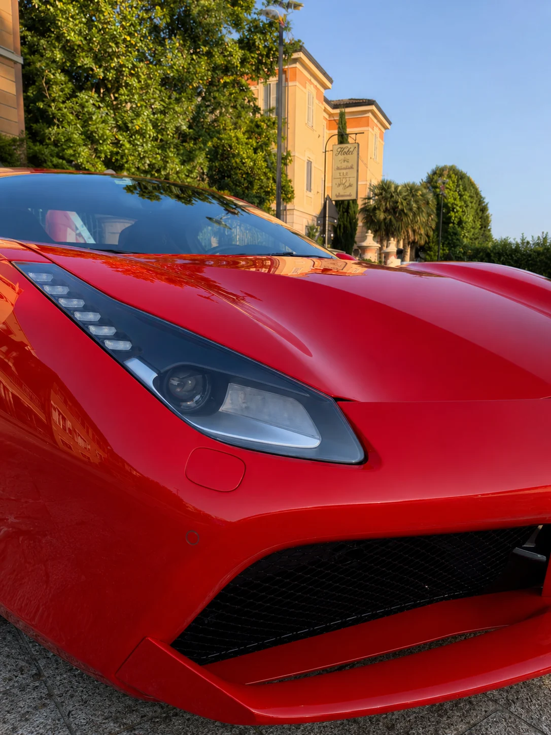 Dettaglio Ferrari rossa davanti alla villa