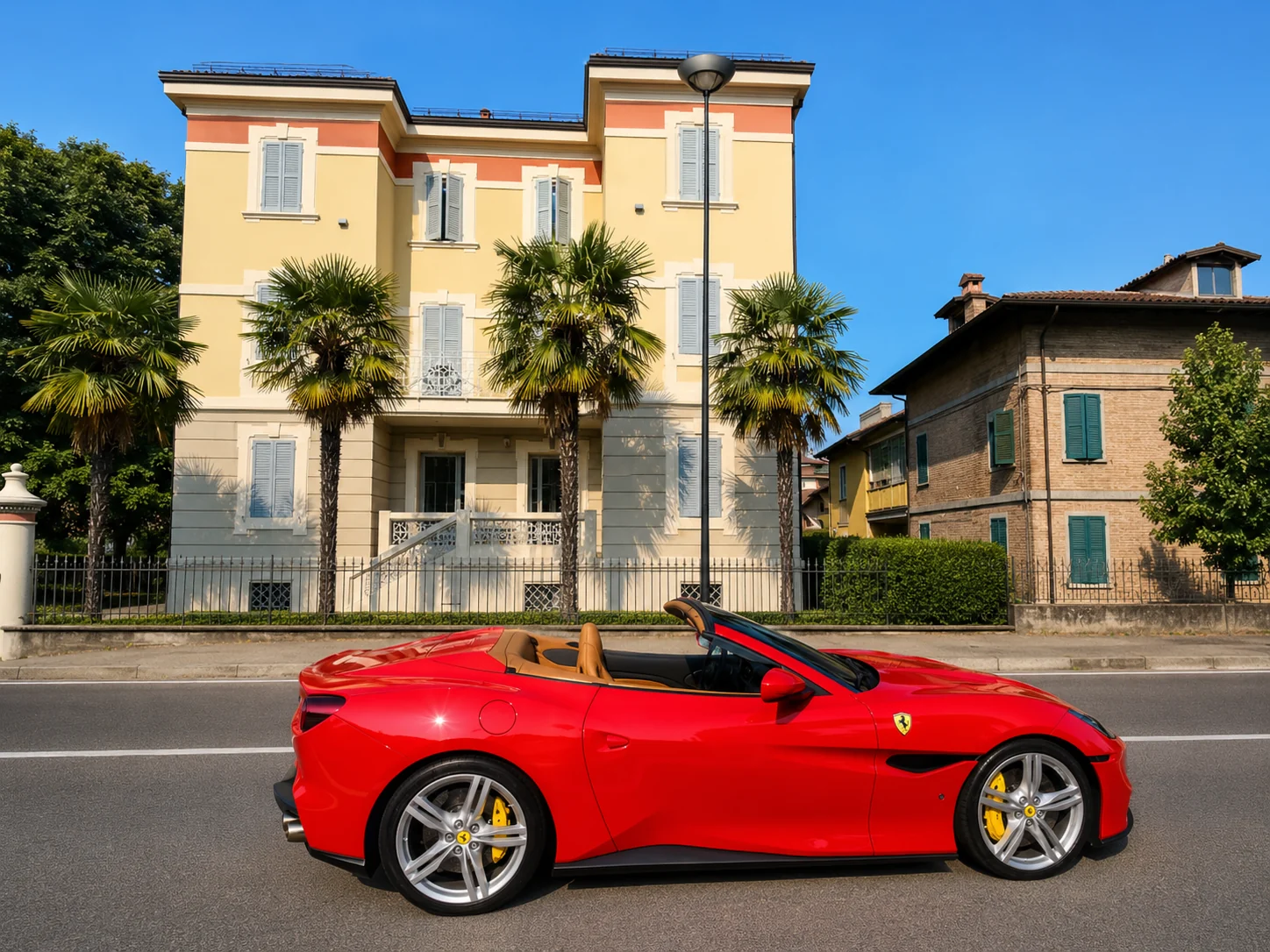 Ferrari cabrio davanti alla facciata dell'hotel