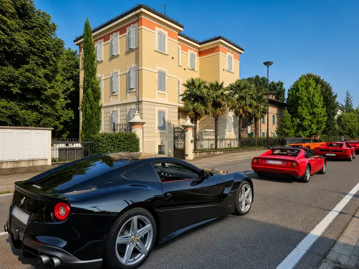 Parata di Ferrari davanti a Hotel Villa Maranello