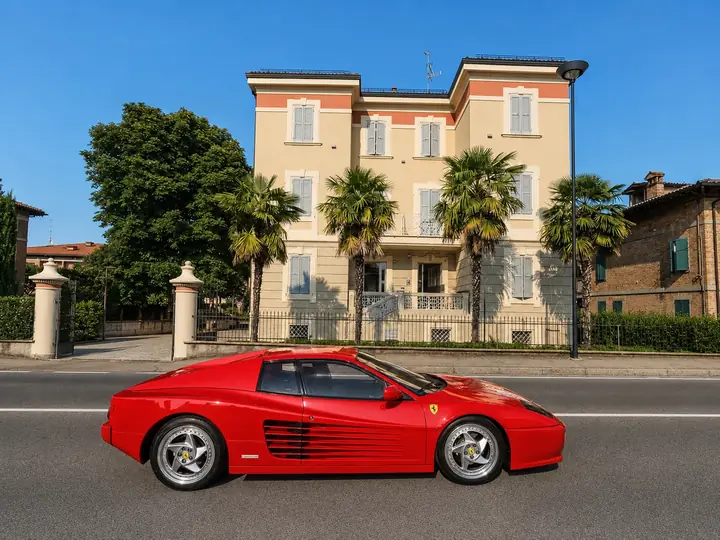 Ferrari Testarossa davanti alla facciata dell'hotel