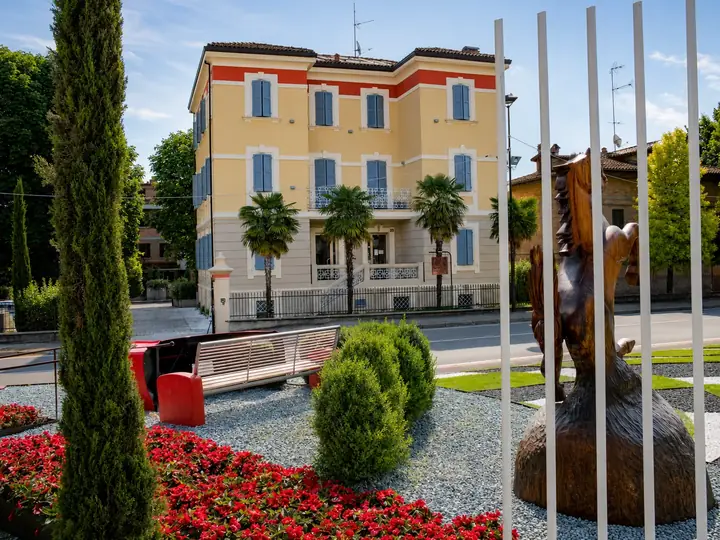 Hotel Villa Maranello visto dalla piazza