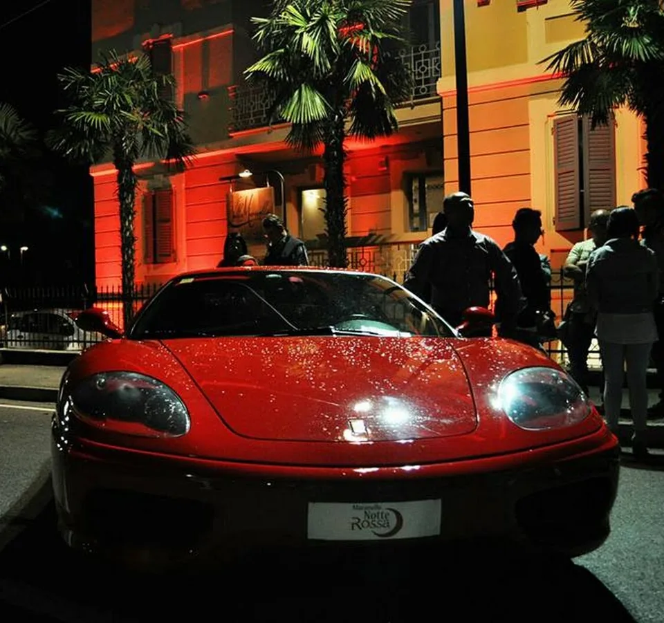Ferrari davanti alla villa