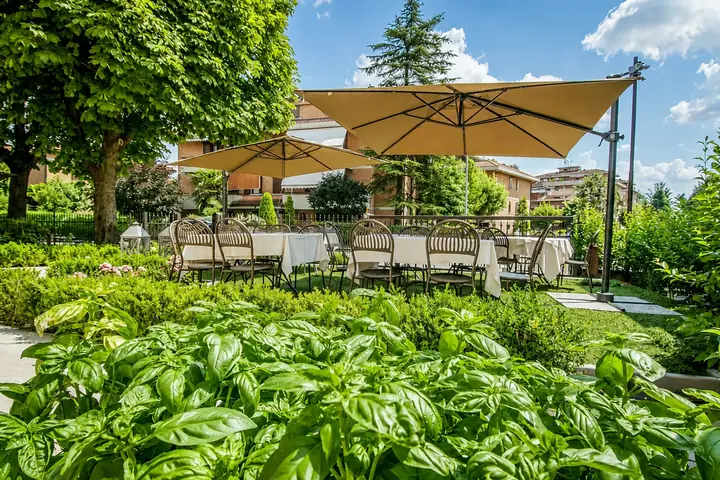 Tavoli nel giardino della villa