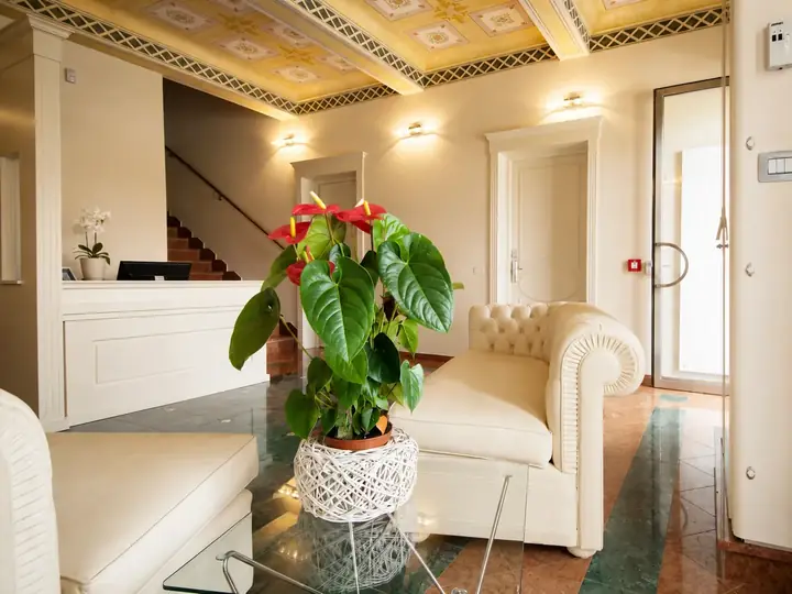 Lobby Liberty con salotto e dettagli decorativi