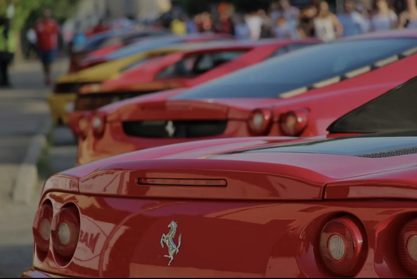 Auto sportive davanti a Hotel Villa Maranello