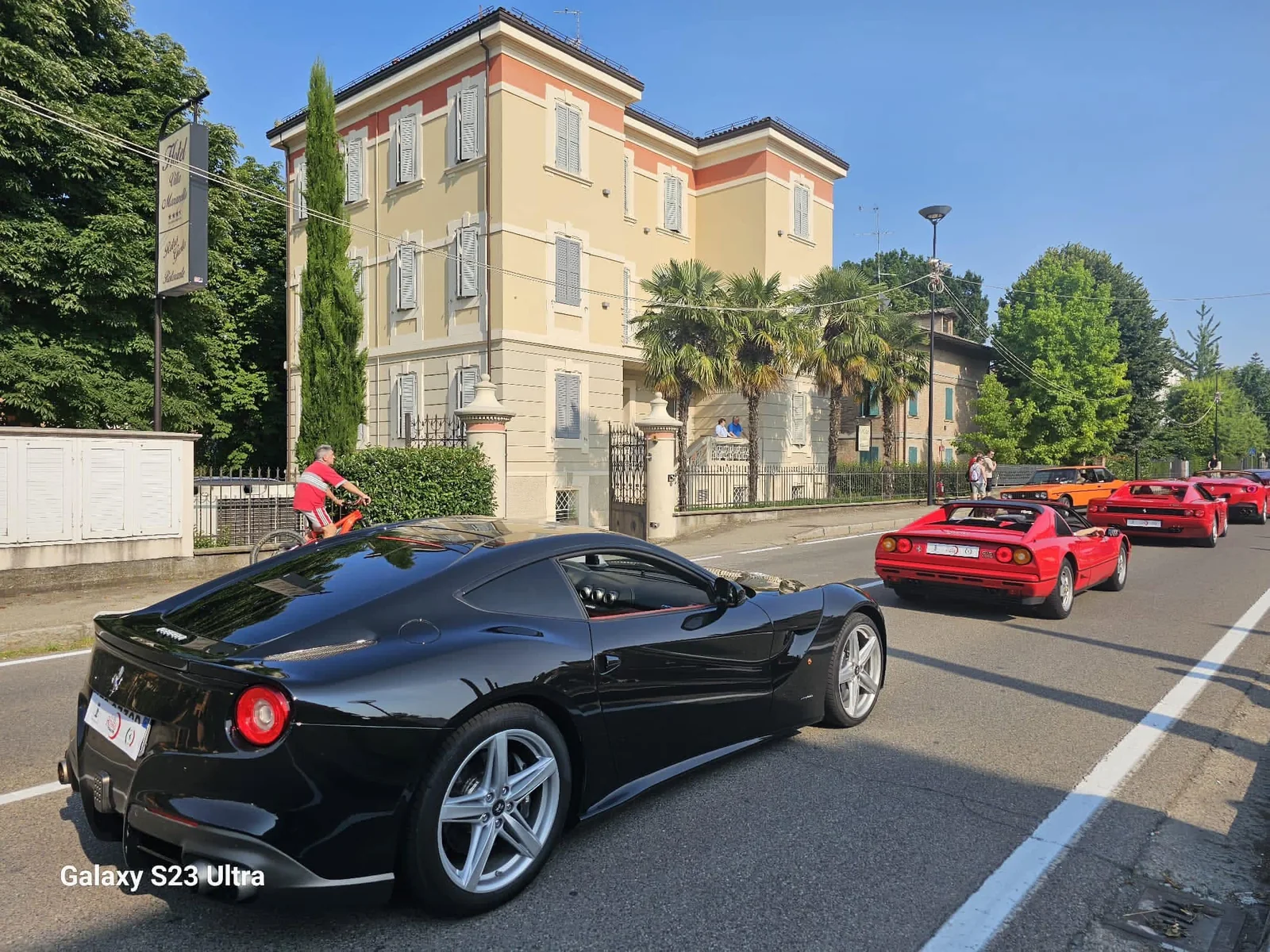 Parata di Ferrari davanti a Villa Maranello
