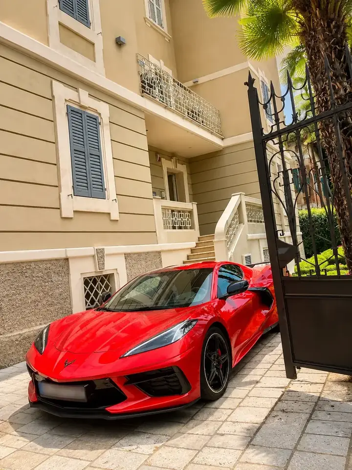 Auto sportive parcheggiate all'ingresso di Hotel Villa Maranello