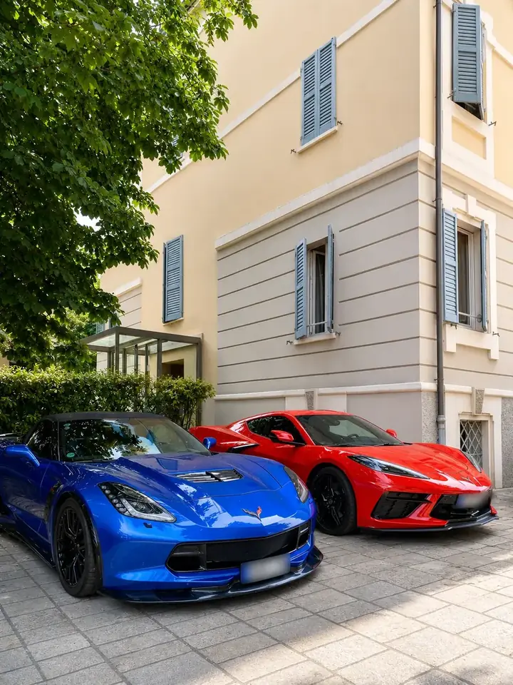 Auto rossa parcheggiata accanto all'ingresso dell'hotel