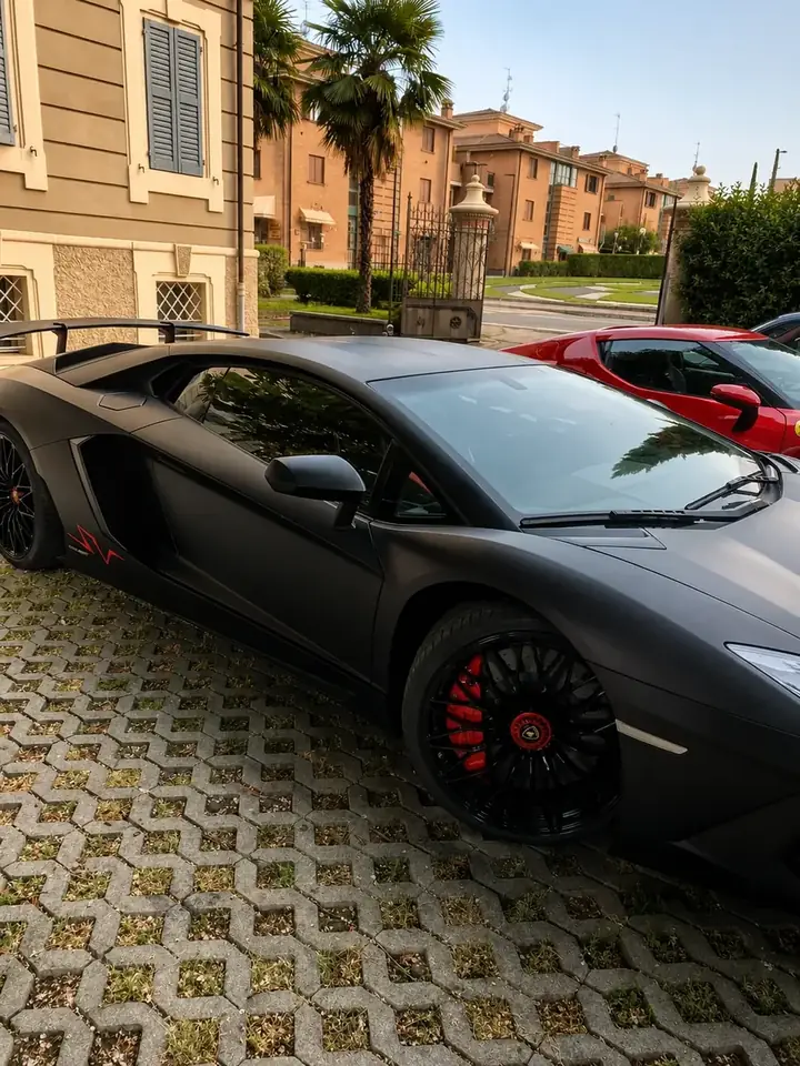 Due auto sportive parcheggiate davanti alla struttura
