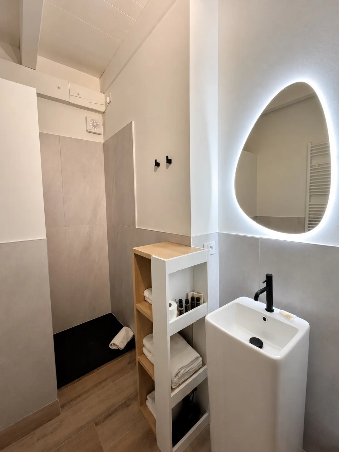 Bagno moderno e luminoso