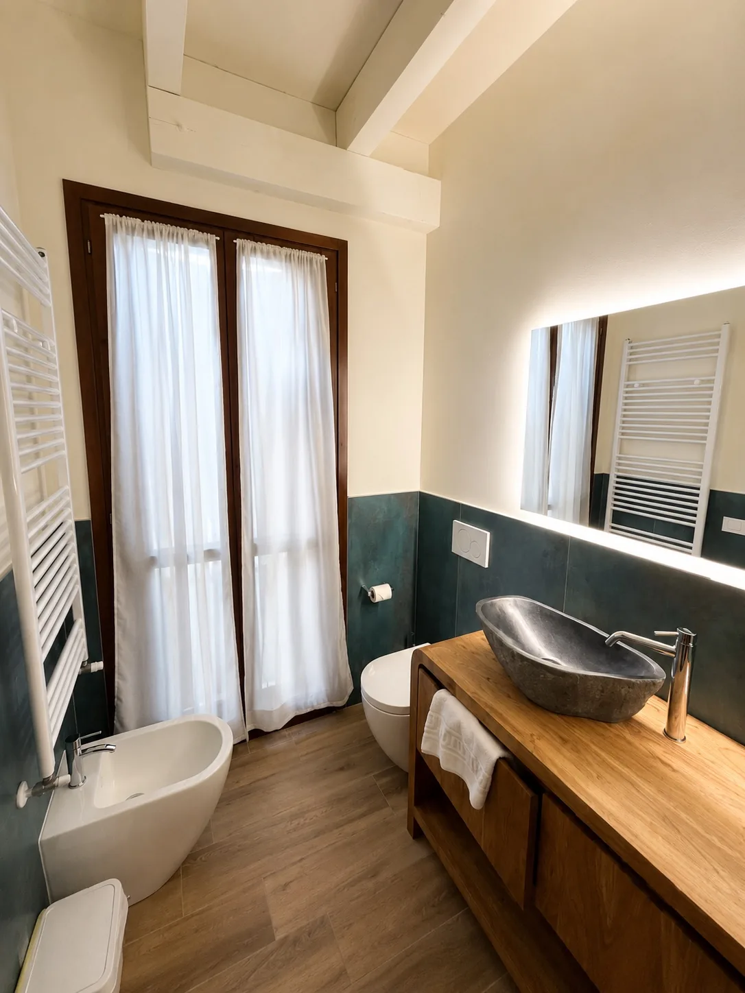 Bagno suite con finiture verdi