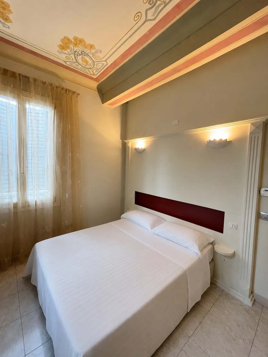 Camera con dettaglio Liberty e affresco