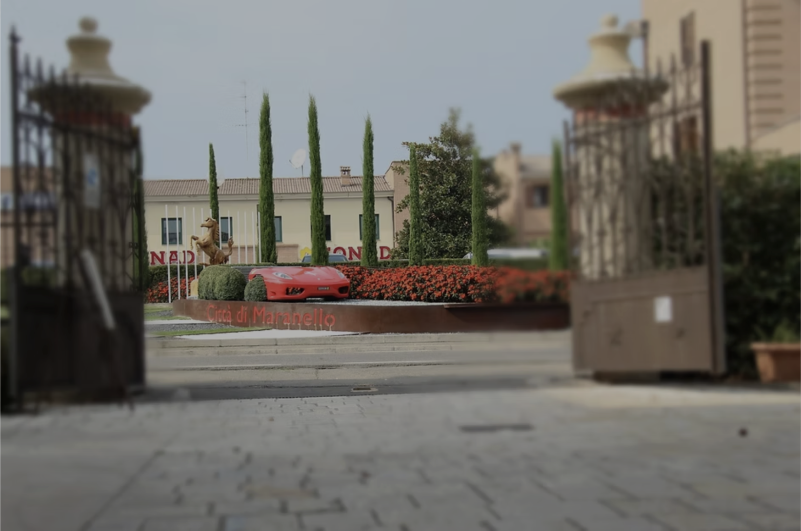 Vista di Maranello dal cancello