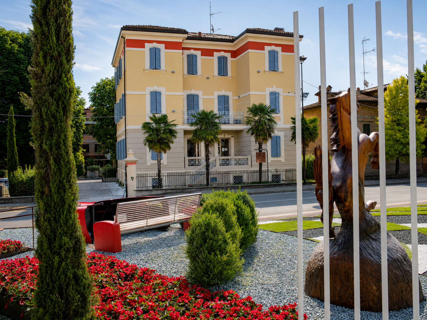 Hotel Villa Maranello visto dalla piazza