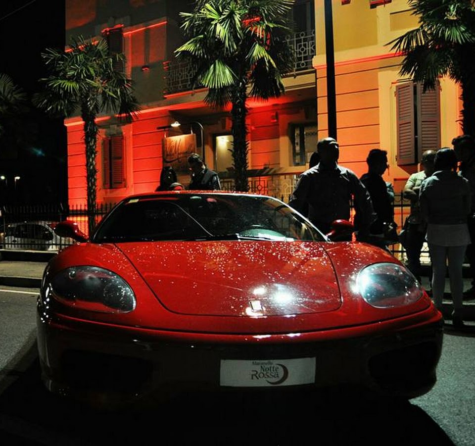 Ferrari davanti alla villa
