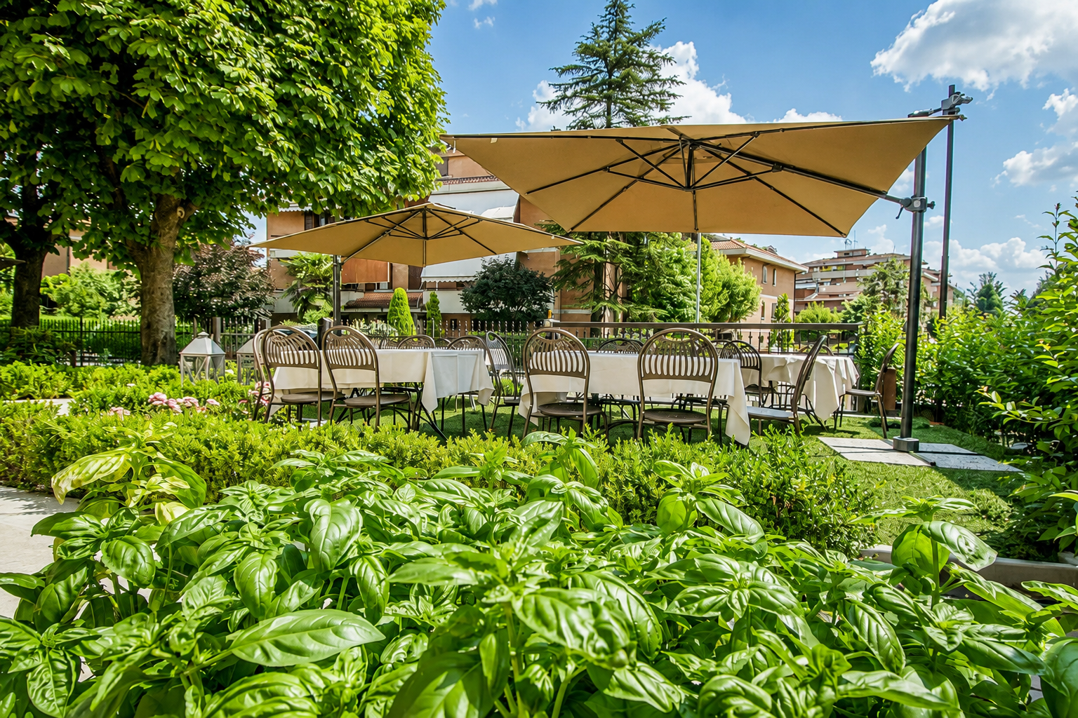 Tavoli nel giardino della villa