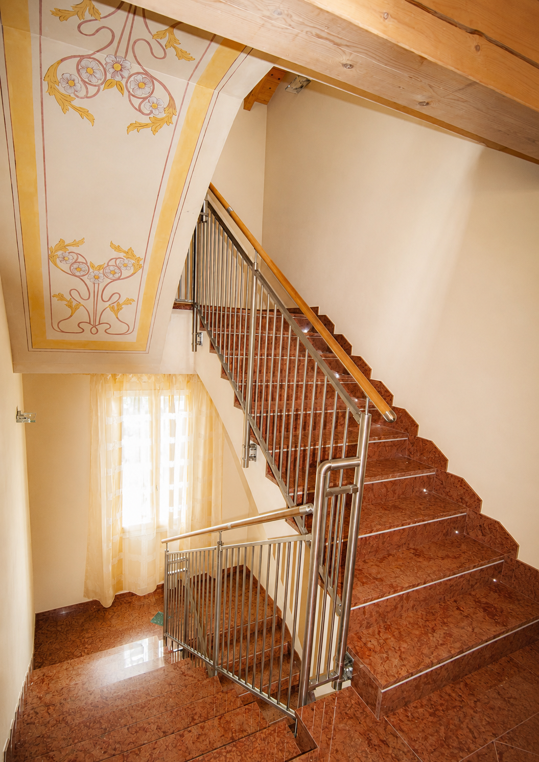 Scala interna con dettagli decorati